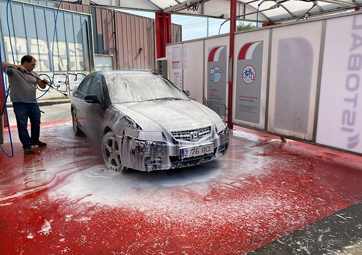 foto Mitos a la hora de lavar el coche que pueden dañar el vehículo en verano.